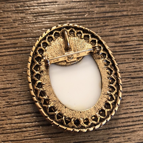 Vintage Floral Cameo Pin / Pendant Milk Glass - Picture 7 of 11